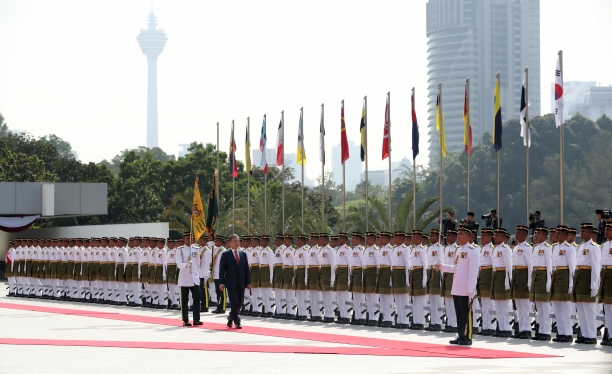 말레이시아를 국빈 방문 중인 문재인 대통령이 13일 쿠알라룸푸르 국회의사당 광장에서 열린 공식환영식에서 의장대를 사열하고 있다. [뉴시스]