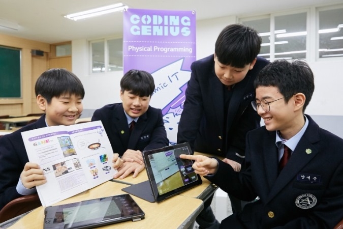 신일중학교 학생들이 증강현실(AR) 기술을 활용한 코딩 기초 교육을 받고 있는 모습 [사진=LG CNS]