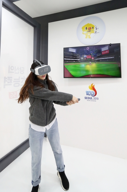 KT 5G VR 스포츠를 체험하는 모습 [사진=KT]