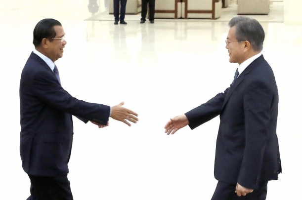 캄보디아를 국빈 방문 중인 문재인 대통령이 15일(현지시간) 총리 집무실인 프놈펜 평화궁에 도착해 마중 나온 훈센 총리와 인사하고 있다.  [뉴시스]