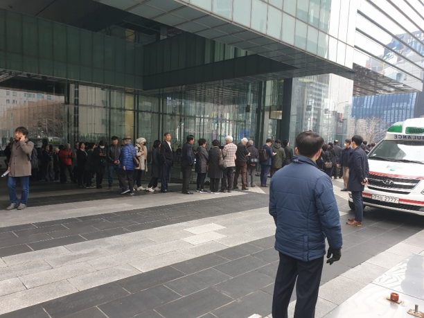 20일 오전 9시 서울 서초동 삼성전자빌딩 5층에서 열린 제50기 정기 주주총회에 참석하기 위해 대기하고 있는 주주들.