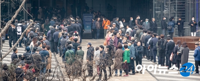 20일 주주총회가 진행되는 삼성전자 서초사옥 앞에 길게 늘어선 주주들의 행렬. [사진=조성우 기자]