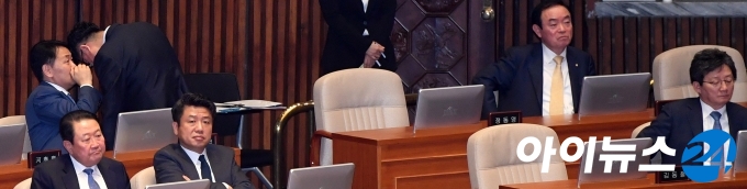 김관영 바른미래당 원내대표(맨 왼쪽)가 이철희 더불어민주당 원내수석부대표에게 뭔가 귀엣말을 하고 있다. 맨 오른쪽은 유승민 바른미래당 의원.