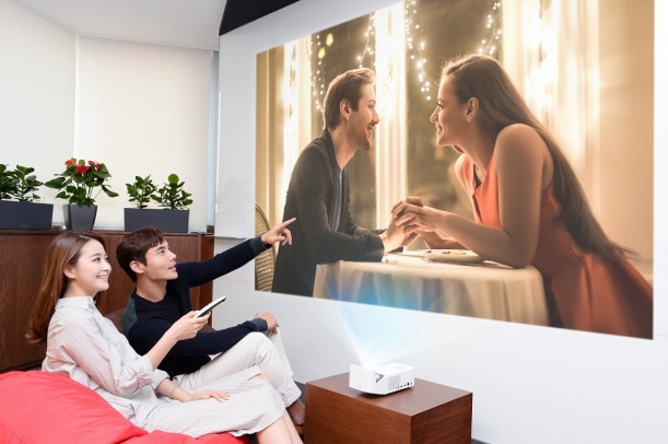모델들이 2019년형 'LG 시네빔' 프로젝터를 이용해 초대형 화면으로 영화를 시청하고 있다. [사진=LG전자]