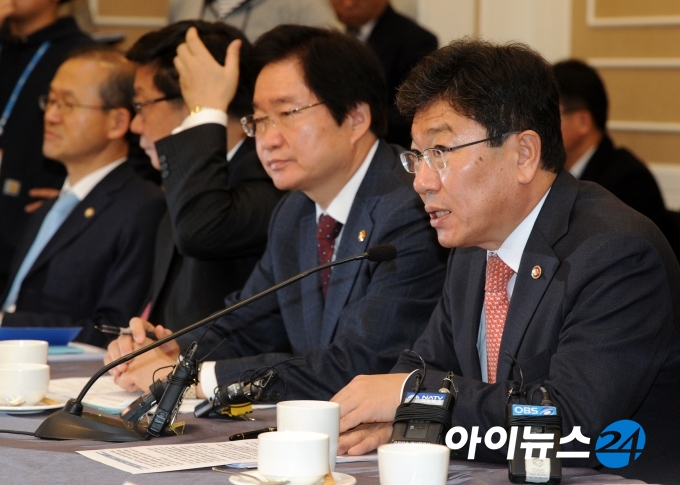 윤상직 자유한국당 의원(우)