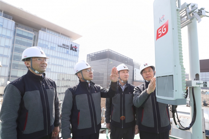 황창규 KT 회장(왼쪽 두번째) 일행이 광화문 인근 5G 기지국 구축현장을 방문했다. [출처=KT]