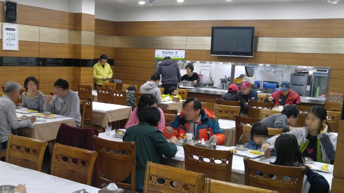 LH 속초연수원에 입소한 강원도 산불피해 이재민들이 8일 아침식사를 하고 있다. [사진=LH]