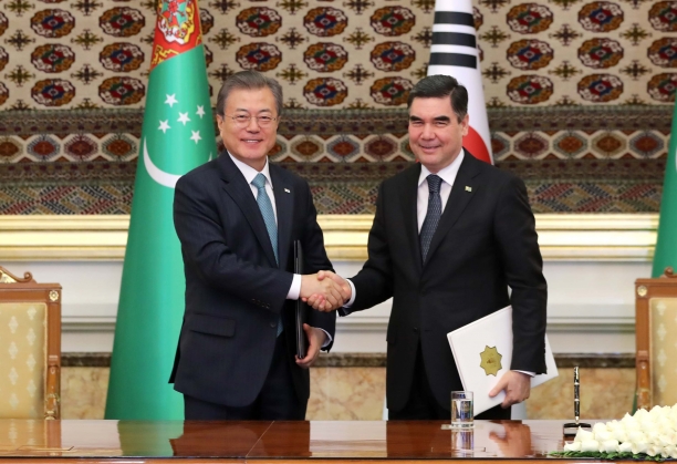투르크메니스탄을 국빈 방문중인 문재인 대통령과 구르반굴리 베르디무하메도프 투르크메니스탄 대통령이 17일 오후(현지시각) 아시가바트 대통령궁 셀주크 한 홀에서 '한-투르크메니스탄 협정 서명식'을 하고 있다. [뉴시스]