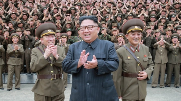 북한 관영 조선중앙통신은 17일 김정은 위원장이 신형 전술유도무기 발사시험에 참관했다고 보도했다. [어틀랜틱]