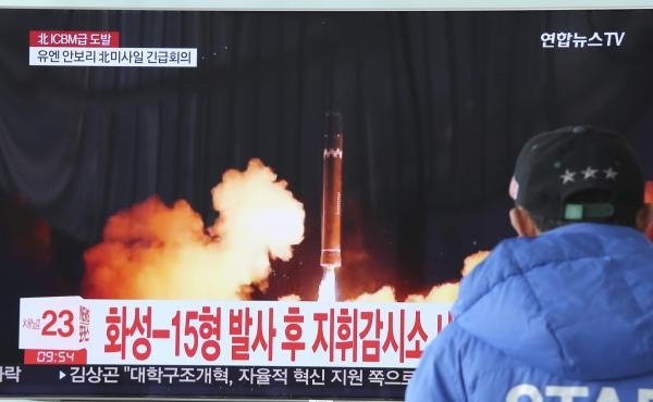 북한의 대류간탄도미사일 화성-15형의 발사 모습 [연합뉴스 캡처]