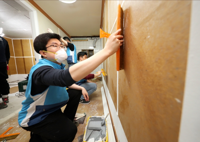 17일 대우건설 임직원이 서울 마포구 한 노후주택에서 '희망의 집 고치기' 봉사활동을 하고 있다. [사진=대우건설]