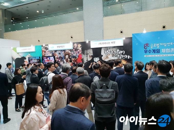 22일 서울 영등포구 국회의원회관 1층 로비에서 '글로벌게임센터 우수게임 체험존'이 개막했다.