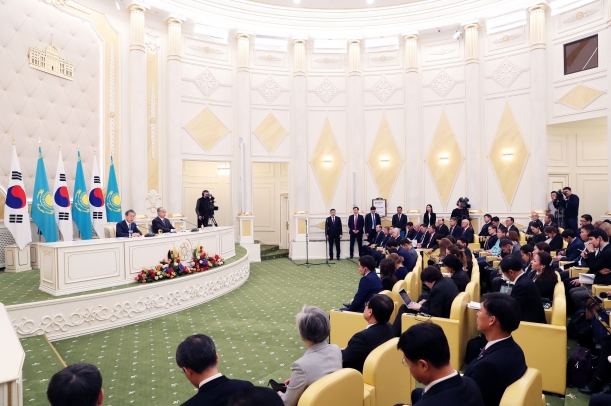 카자흐스탄을 국빈방문 중인 문재인 대통령과 카심-조마르트 토카예프 카자흐스탄 대통령이 22일(현지시각) 대통령궁에서 공동기자회견을 하고 있다. [뉴시스]