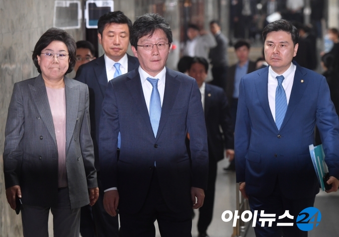 바른미래당 내 바른정당계 의원들이 김관영 원내대표 재신임 논의를 위한 의원총회 소집을 요구했다.
