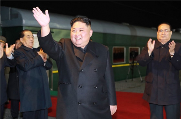 북한 노동신문은 김정은 국무위원장이 러시아에서 열리는 북-러 정상회담에 참석하기 위해 출발하는 모습을 24일 보도했다.  [뉴시스]