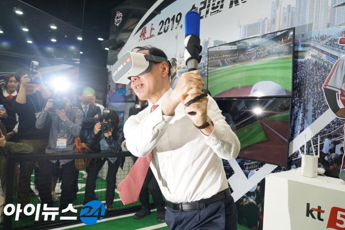 민원기 과학기술정보통신부 제2차관이 24일 월드IT쇼 2019 전시장 KT부스에서 VR 야구게임을 체험하고 있다. 민 차관은 이 게임 속에서 홈런을 만들어내기도 했다.