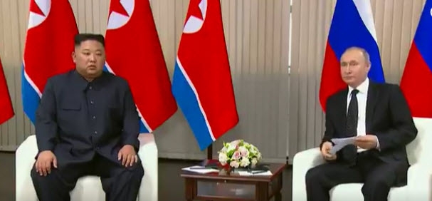 25일 정상회담을 하고 있는 김정일 북한 국무위원장과 푸틴 러시아 대통령. [CNN 캡처]