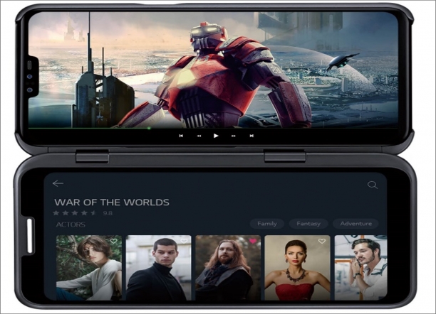 LG V50 ThinQ와 ‘LG 듀얼스크린’은 일상에서 정보검색이나 게임, 쇼핑등 일상적으로 사용할 때는 2개의 스마트폰처럼 각각 독립적으로 구동된다. 영화나 드라마를 보면서 다른 화면으로 즉시 배우나 스토리 등을 찾아보는 것도 가능하다.