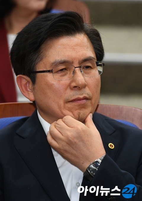 황교안 자유한국당 대표의 5·18 민주화운동 기념식 참석을 두고 논란이 일고 있다.