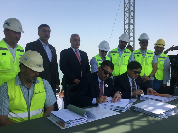 알 말리키 이라크 교통부 장관(왼쪽)과 박찬용 대우건설 상무(오른쪽)가 지난달 30일 컨테이너터미널 공사 계약서에 사인을 하고 있다. [사진=대우건설]