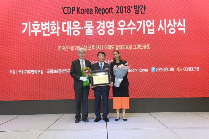 지난달 개최된 2018 CDP KOREA 시상식에서 현대건설이 5년 연속 탄소경영 아너스 클럽상 수상 기념촬영을 하고 있다. [사진=현대건설]