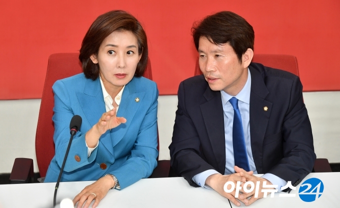 나경원 자유한국당 원내대표와 이인영 더불어민주당 원내대표 