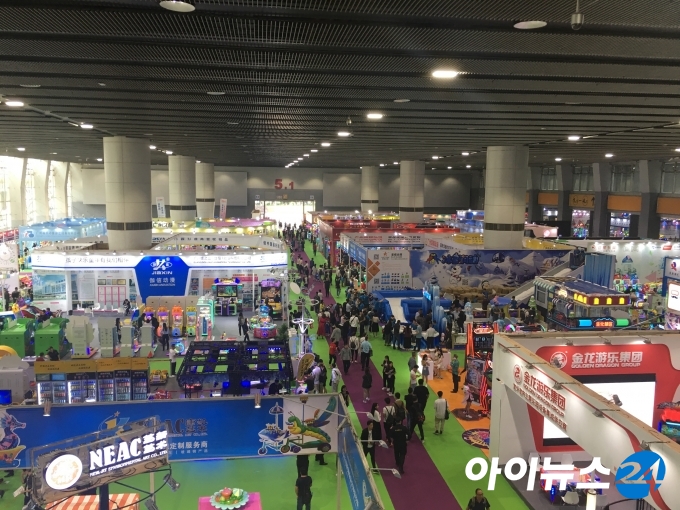 중국 광저우에서 열리고 있는 아시아 최대 아케이드 전시회 '2019 아시아 어뮤즈먼트&어트랙션 엑스포'.