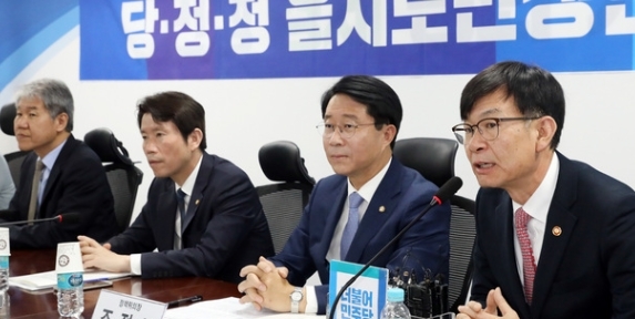 5월 10일 당정청 협의회에서 김상조 공정거래위원장(오른쪽)이 모두 발언 하고 있다.  [사진=뉴시스]
