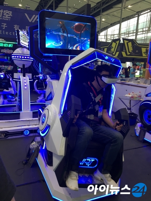 한 관람객이 신형 VR 어트랙션을 체험하고 있다.