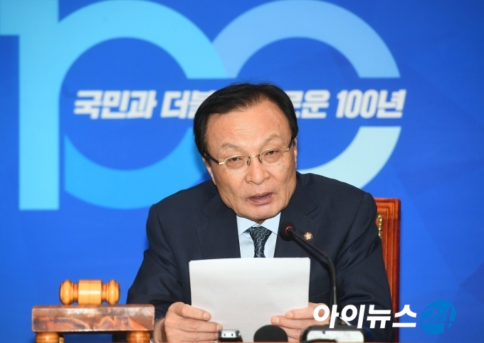 이해찬 더불어민주당 대표가 강효상 자유한국당 의원과 한국당을 비판했다.
