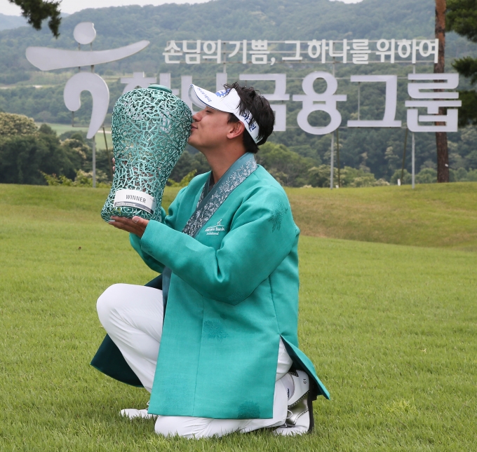 2018 KEB하나은행 인비테이셔널 우승자 박상현 프로가 우승트로피에 입을 맞추고 있다.