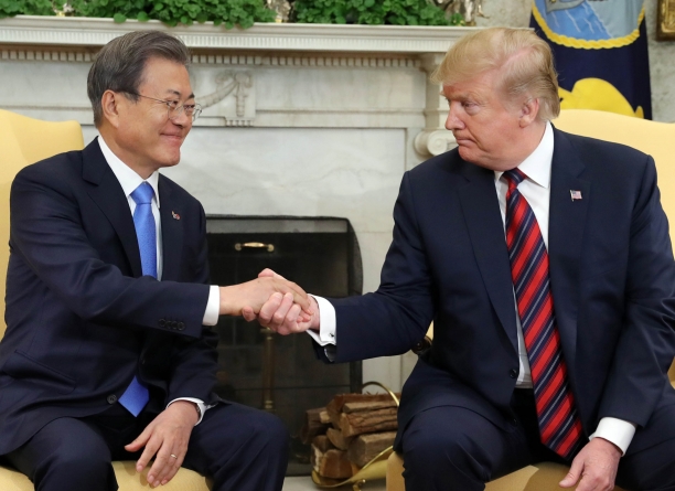 트럼프 대통령이 다음 달 하순 정상회담을 위해 한국을 방문한다고 청와대가 16일 밝혔다. [뉴시스]