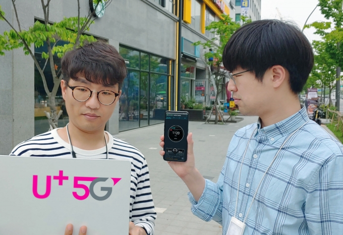 LG유플러스가 LG V50을 통해 서울 상용망에서 5G 속도 1.1Gbps를 달성했다  [사진=LGU+]