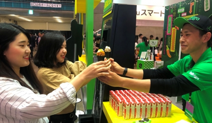 케이콘 재팬에서 CJ 제일제당이 일본 현지인들에게 비비콘을 선보이고 있다.[사진=제일제당]