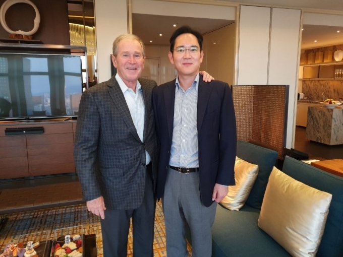부시 전 미국 대통령(좌)이 한국을 방문해 지난 22일 이재용 삼성전자 부회장과 만났다. [출처=삼성전자]