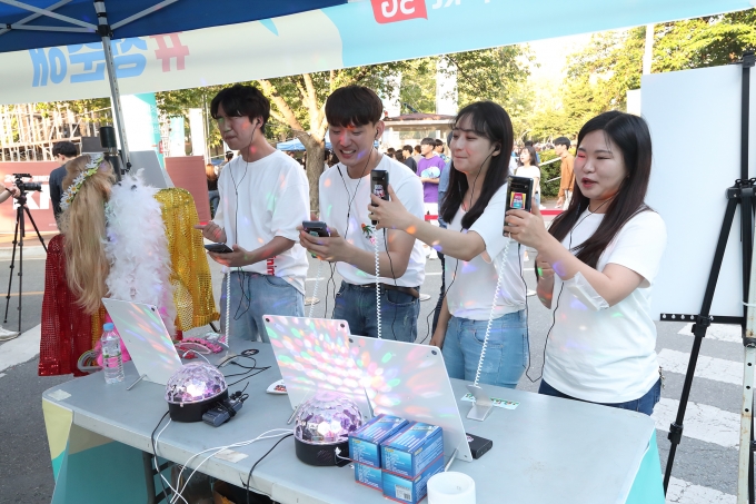 22일 대구 경북대학교에서 열린 축제 중 KT의 '5G 싱스틸러'를 체험하는 모습. [출처=KT]
