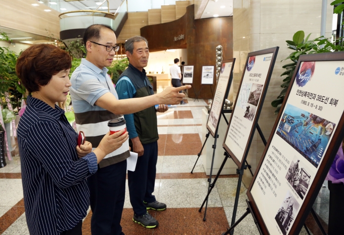 경남은행은 3.1독립운동과 6.25한국전쟁 관련 사진 전시회를 열고 있다.[사진=경남은행]