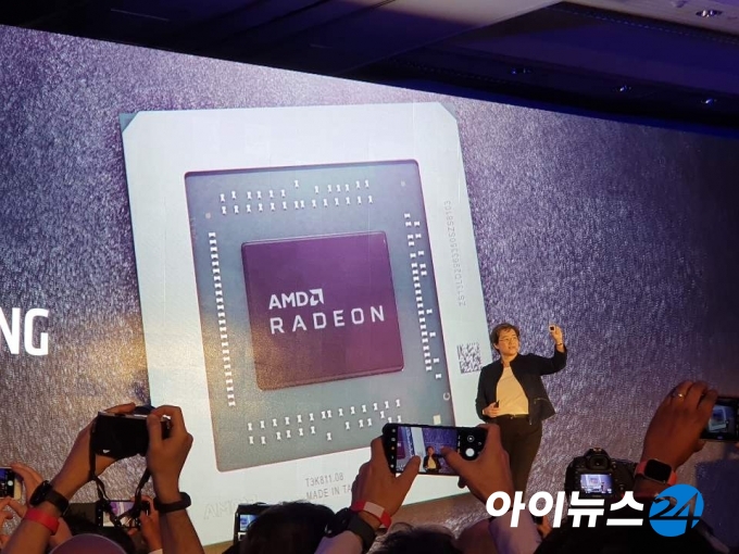 새 아키텍처가 적용된 라데온 제품을 선보이는 리사 수 AMD CEO.