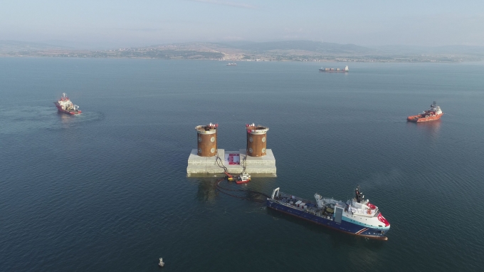 대림산업과 SK건설이 6만톤 규모의 케이슨을 다르다넬스 해협 해저에 설치하고 있다. [사진=대림산업]