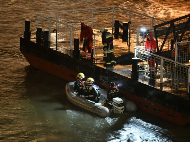 헝가리 부다페스트 다뉴브강에서 34명이 탄 유람선 '하블레아니'가 침몰해 구조대가 실종자 수색작업에 투입되고 있다.  [뉴시스]