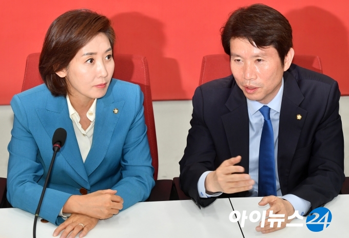 이인영 더불어민주당 원내대표(우)와 나경원 자유한국당 원내대표 