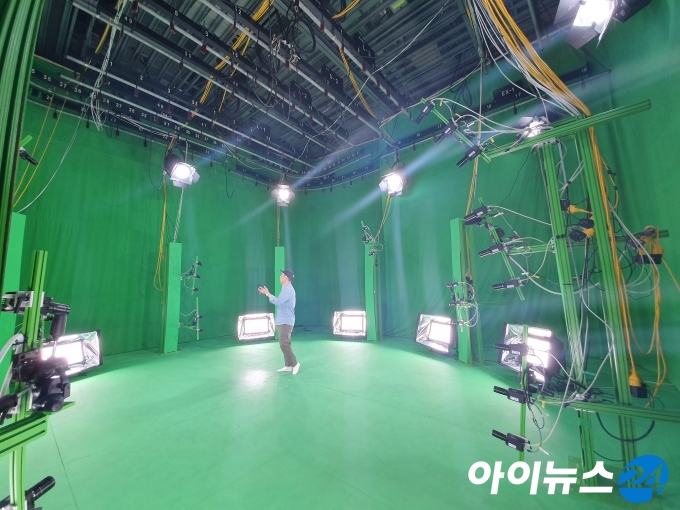 지난달 31일 서울 서초구 아리랑국제방송에 설치된 LG유플러스의 AR스튜디오.
