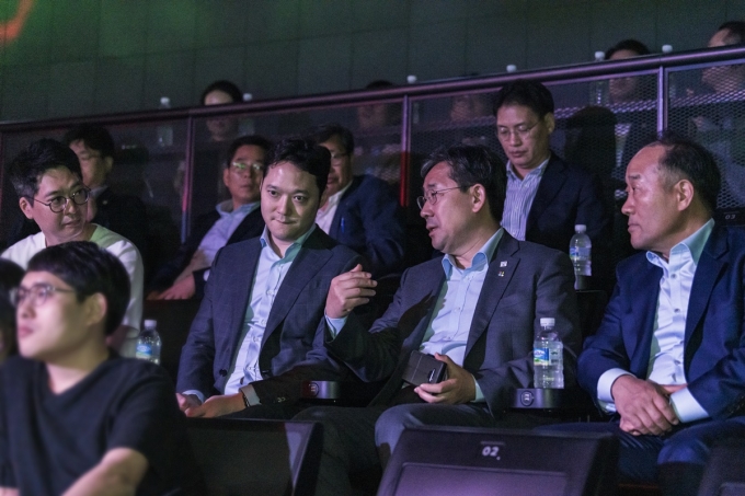 박양우 문체부 장관(오른쪽 두번째)이 박준규 라이엇게임즈 한국대표(왼쪽 두번째)와 5일 서울 종로 롤 파크에서 e스포츠 경기를 관람하며 이야기를 나누고 있다. [사진=라이엇게임즈]
