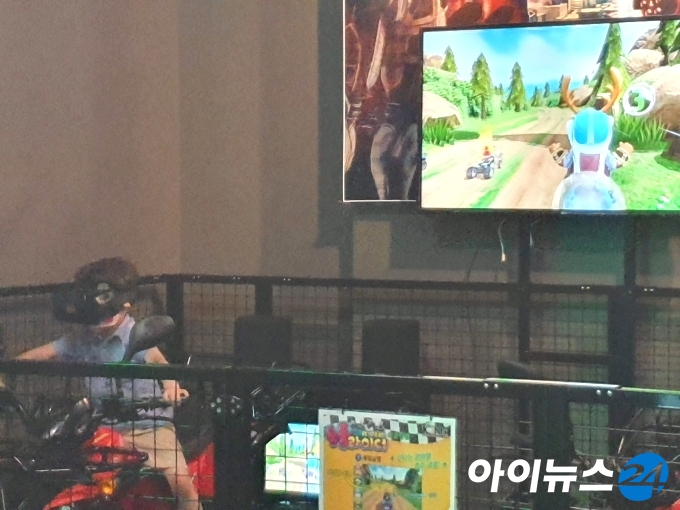 3일 오후 콩VR 롯데월드몰점에서 한 어린이가 VR 모션 시뮬레이터에 탑승해 게임을 즐기고 있다.