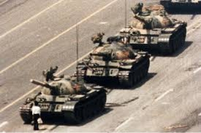1989년 6월 중국 천안문 광장에서 시위를 진압하기 위해 출동안 중국군 탱크를 저지하는 중국 시위대의 한 청년. 이 행동으로 '탱크 맨'이라는 별명을 얻었다. [abc]