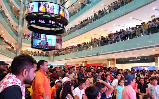 현지시간 16일 인도 델리 최대 쇼핑몰인 '엠비언스몰'에서 LG전자가 마련한 '크리켓 월드컵 2019' 인도-파키스탄전에서 인도 시민들이 응원전을 펼치고 있다. [사진=LG전자]