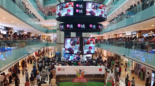 인도 델리 최대 쇼핑센터 '엠비언스몰'에 설치된 LG전자 대형 전광판 [사진=LG전자]