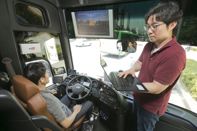 KT가 자율주행 버스를 활용해 서울 강북 지역에서 5G-V2X 기술을 실증하고 있다 [사진=KT]