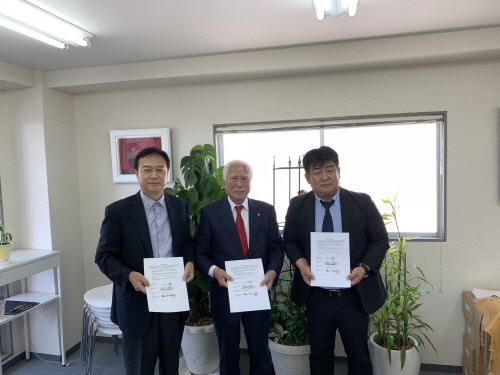 디파이타임홀딩스와 ANB Japan 관계자들이 신제품 개발 업무협약을 체결하고 있다.