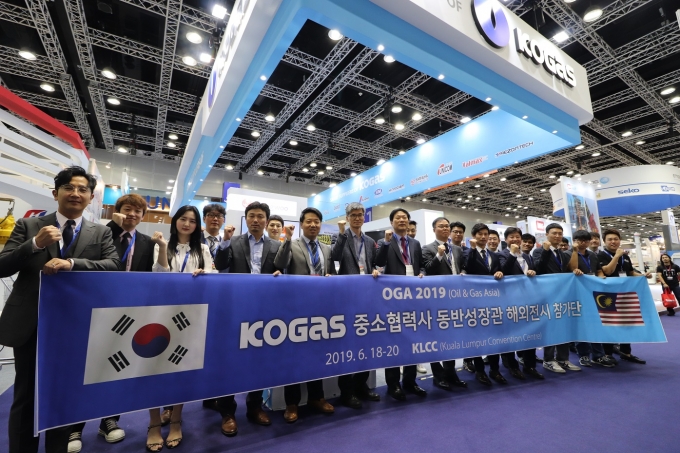 18일 한국가스공사 관계자와 참여 중소기업 임직원들이 '2019 아시아 석유가스 전시회'에서 기념촬영을 하고 있다. [사진=한국가스공사]